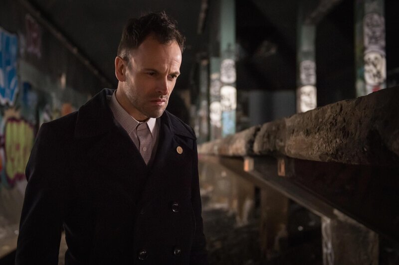 Sherlocks (Jonny Lee Miller) Freund und ehemaliger Pate Alfredo ist nach seinem Drogenentzug verschwunden. Der Detektiv ist in Sorge, dass er entweder einen Rückfall hatte, oder entführt wurde … – Bild: CBS Television /​ Jeff Neumann