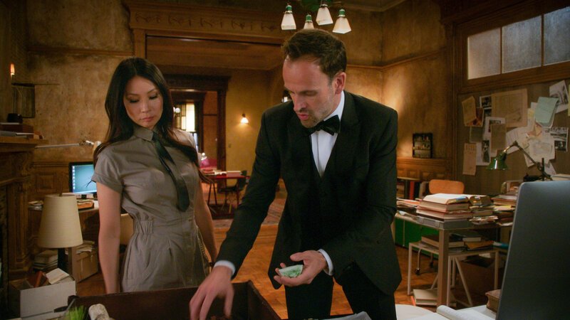 Sie ermitteln einen Doppelmord an zwei Männern, die sich auffallend ähnlich sahen: Holmes (Jonny Lee Miller, r.) und Watson (Lucy Liu, l.) … – Bild: CBS Broadcasting, Inc.