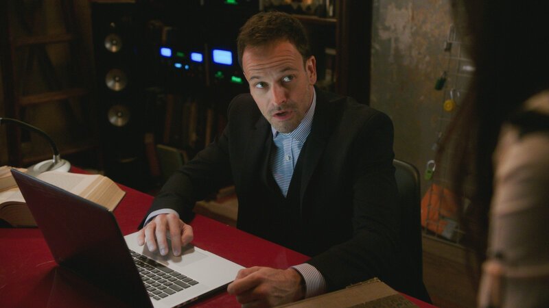Sherlock (Jonny Lee Miller) sieht sich gezwungen, für die Lösung seines neusten Falls mit seinem Vater zusammenzuarbeiten … – Bild: CBS Broadcasting Inc.