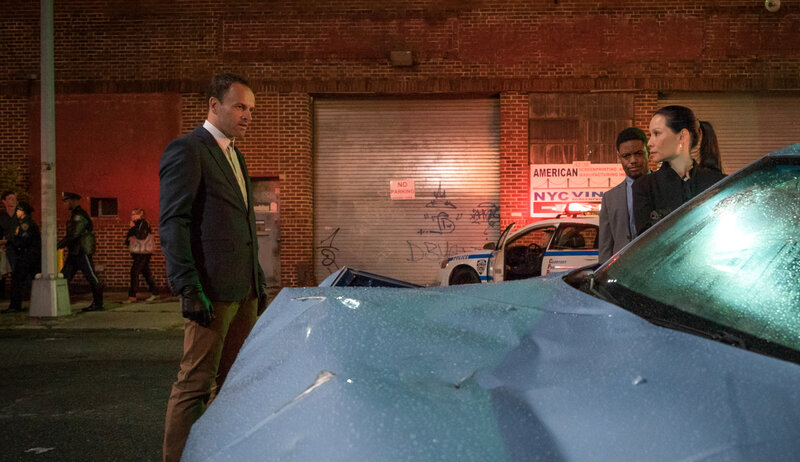 Für Holmes (Jonny Lee Miller, l.), Watson (Lucy Liu, r.) und Bell (Jon Michael Hill, 2.v.r.) geht es in ihrem neusten Fall um einen russischen Millionär, der von einem Computerhacker getötet wurde … – Bild: CBS Broadcasting Inc. /​ Michael Parmelee