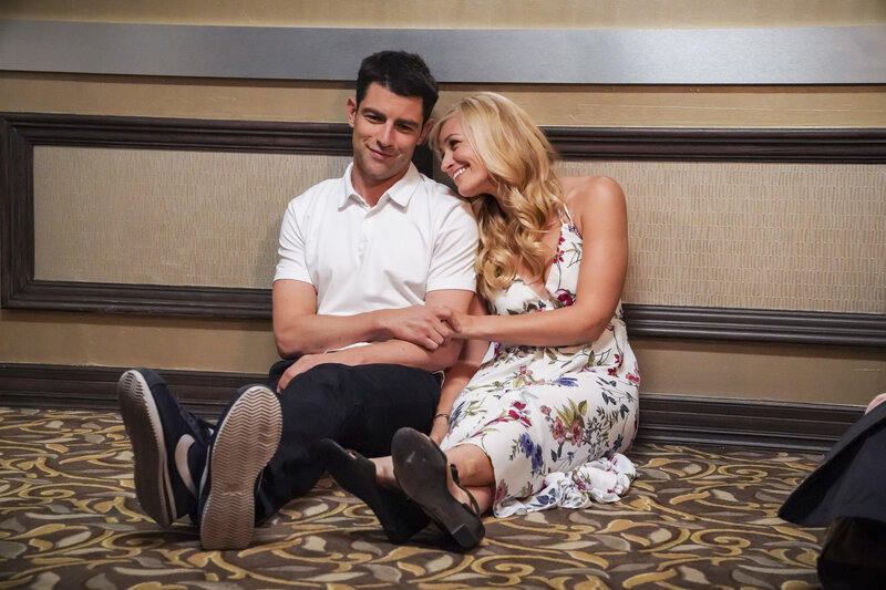 Dave Johnson (Max Greenfield, l.); Gemma Johnson (Beth Behrs, r.) – Bild: CBS Broadcasting, Inc.