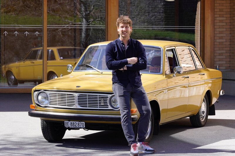 Reporter Spezial - Donat auf Achse Donat Hofer vor dem Volvo 144 – Bild: SRF/Rene Alfeld Reporter Spezial - Donat auf Achse Donat Hofer vor dem Volvo 144 – Bild: SRF/Rene Alfeld