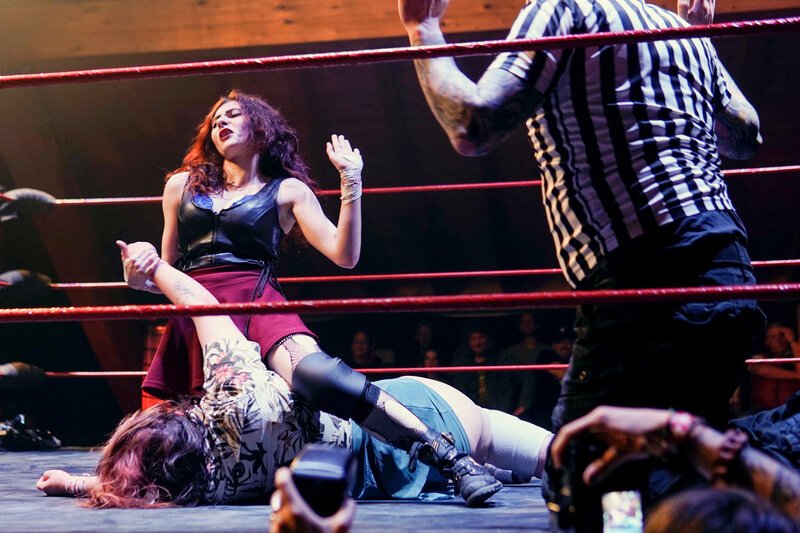 Reporter Spezial - Donat auf Achse Von Kuhkämpfen, Stau und Selbstliebe Folge 8 «WarChild Saga» mit echtem Namen Sanja Baur gewinnt den Wrestlingkampf. – Bild: SRF Reporter Spezial - Donat auf Achse Von Kuhkämpfen, Stau und Selbstliebe Folge 8 «WarChild Saga» mit echtem Namen Sanja Baur gewinnt den Wrestlingkampf. – Bild: SRF