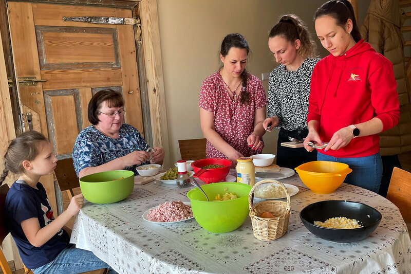 Zu Tisch Litauen Zu Ostern wird gemeinsam gekocht. – Bild: SRF/​Marvin Entholt