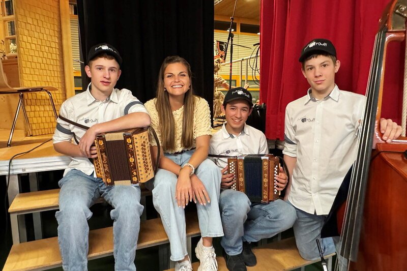 Generation Volksmusik Die Sieger des Folklorenachwuchs Wettbewerbes 2024 Die Sieger in der Sparte Instrumental vom Folklorenachwuchswettbewerb 2024. Am Schwyzerörgeli Lukas Joos, Moderatorin Angela Haas, am Schwyzerörgeli Laurin Aebli und am Kontrabass Philip Joos. – Bild: SRF/​Angela Haas