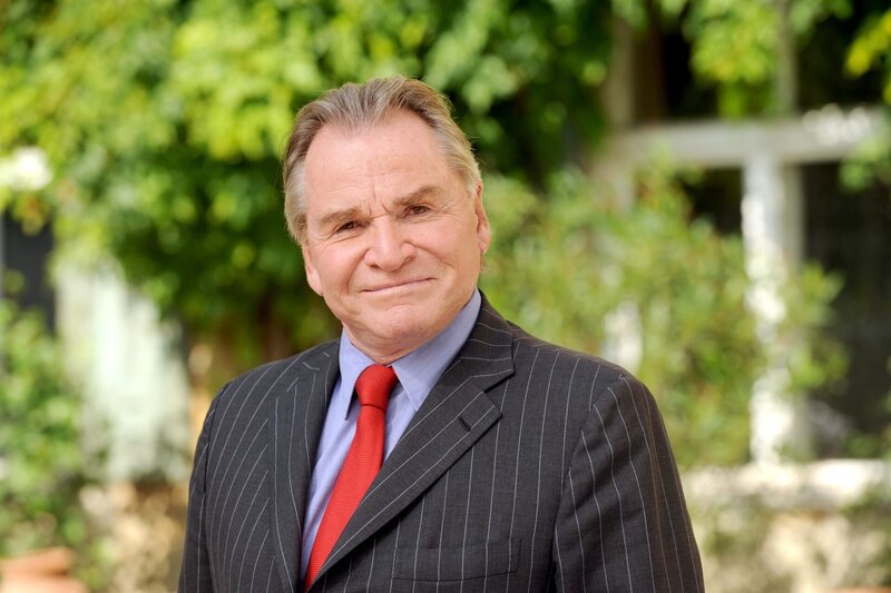 Wöller (Fritz Wepper) will sich seiner Vaterrolle stellen, hat aber alles falsch verstanden. – Bild: ORF/​Kineos/​Barbara Bauriedl