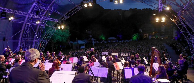 Symphonieorchester der Volksoper Wien. – Bild: ZDF und ORF/​Klassik unter Sternen