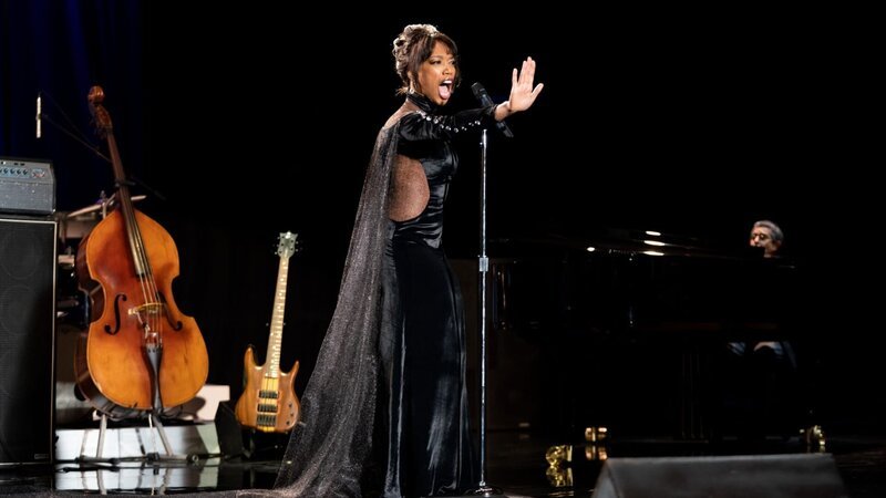 Whitney Houston (Naomi Ackie). – Bild: ORF/​Sony Pictures/​CTMG/​Emily Aragones