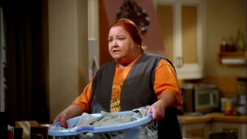 Berta (Conchata Ferrell) – Bild: Warner Bros. Discovery
