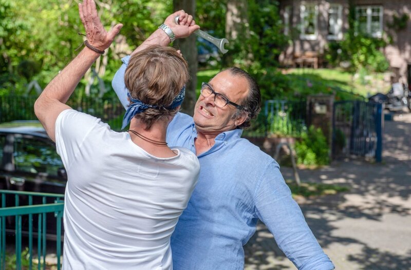 Helmut Brehm (Joachim Raaf, r.) greift seinen Nachbarn Frank Rothe (Matthias Schloo, l.) mit einem Schraubenschlüssel an. – Bild: ORF/​ONE GATE/​ARD/​Thorsten Jander
