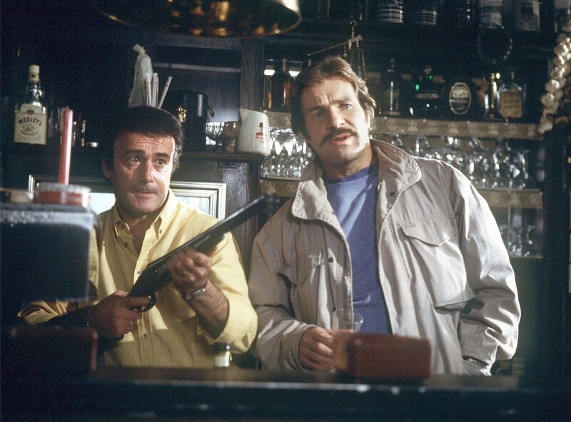 Guido Tessar (Guido Gagliardi, links) Wirt eines italienischen Restaurants, wird erpresst. Er soll „Schutzgeld „ zahlen. Schimanski (Götz George, rechts) hilft Guido gegen die Erpresser. – Bild: WDR