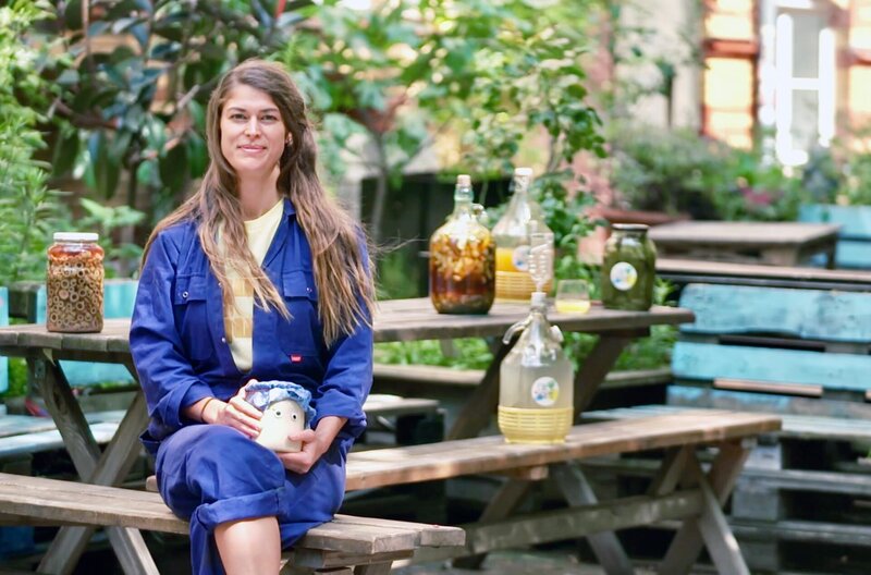 Alexis Goertz verbindet die Nahrungssuche in Berlin mit den Techniken der Fermentierung: Lebensmittel werden so nicht nur konserviert, sondern auch besser verdaulich. – Bild: Alpha Container