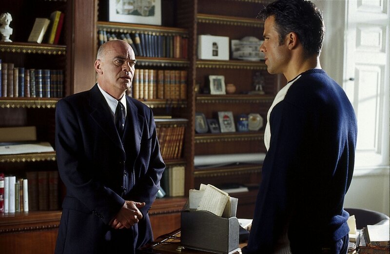 Stephen McDowell (re. Karsten Speck) hat sich entschlossen, England für immer den Rücken zu kehren. Er bittet Ernest Murphy (li. Peer Jäger) einen geeigneten Nachfolger für ihn zu suchen. – Bild: ZDF; Jon Ailes