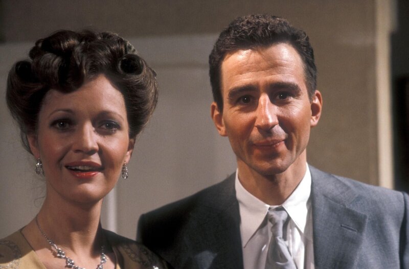 Kitty Oppenheimer (Jana Shelden, l.); Robert Oppenheimer (Sam Waterston, r.) – Bild: BBC