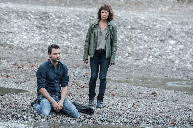 SOKO Kitzbühel – Folge 190 Erlösung  In einer schwierigen Lage: Jakob Seeböck als Lukas Roither, Julia Cencig als Nina Pokorny  Copyright: SRF/​ORF/​Stefanie Leo – Bild:  SRF/​ORF/​Stefanie Leo