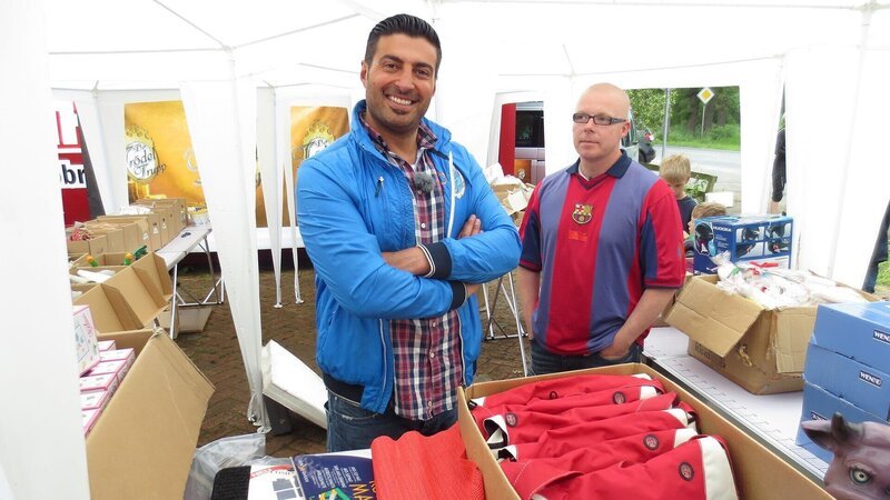 Von links: Trödelexperte Sükrü Pehlivan und Maik auf dem Hausflohmarkt. – Bild: RTL II