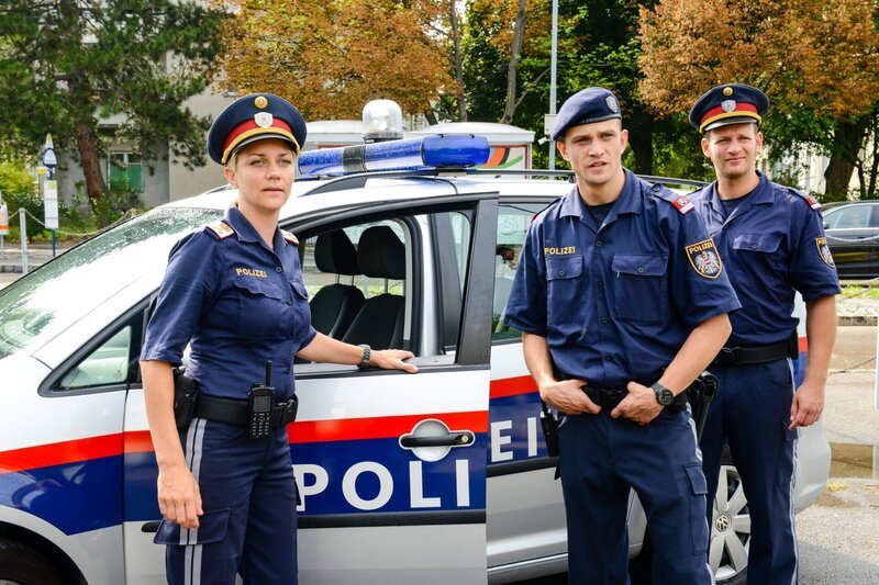 „CopStories“, „Hin und her.“ Im Fall der verbrannten Frauenleiche gibt es Fortschritte, seit Itchy von Iveta den Namen des Opfers erfahren hat. Iveta ist Journalistin und hat Swetlana auf einer Reise, bei der sie Hintergründe des Mädchenhandels recherchiert hat, kennengelernt. Während sich Bergfeld um ihre Aufnahme in das Zeugenschutzprogramm bemüht, werden die Kollegen in eine Schule gerufen, ein Mädchen droht sich umzubringen. Aber auch Eberts und Leila haben brisante Aufgaben: Ein Safe wurde gestohlen. Was der Dieb, der wahrscheinlich schon den Schneidbrenner angeworfen hat, nicht weiß ist, dass im Safe Sprengstoff aufbewahrt wird. Dass nur wenig Zeit bleibt, die neue Kollegin Patrizia Kratzer zu begrüßen, kann man unter diesen Umständen direkt nachvollziehen.Im Bild (v.li.): Kristina Bangert (Helga Rauper), Michael Steinocher (Sylvester Thaler), David Miesmer (Florian Fehenberger). – Bild: ORF/​Hubert Mican