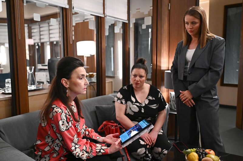 Vanessa (Julia Augustin, M.) ist überrascht, als öffentlich über Johannes spekuliert wird. Links Simone (Tatjana Clasing), rechts Lucie (Julia Wiedemann) – Bild: RTL /​ Julia Feldhagen