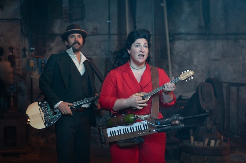 Alitheia (Fevronia) und Paris (Jasin Challah) verlassen sich auf die Kraft ihrer rembetischen Musik. – Bild: ZDF und Nina Poppe