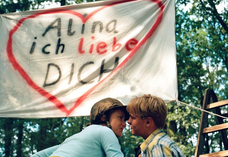 Große Überraschung: Patrick (Tim-Kristopher Hausmann) hat sich endlich dazu durchgerungen, Alina (Marett Katalin Klahn) seine Liebe zu zeigen. Was Jennifer wohl dazu sagen wird? – Bild: WDR