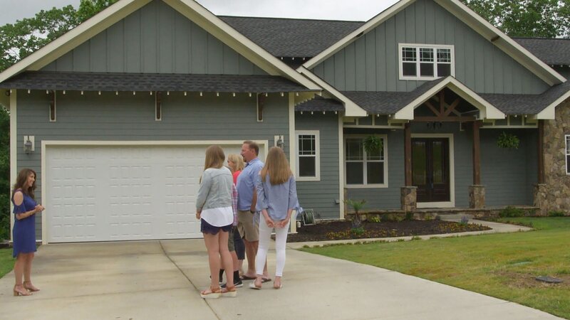 Family meeting realtor in front of house – Bild: 2017,HGTV/​Scripps Networks, LLC. All Rights Reserved