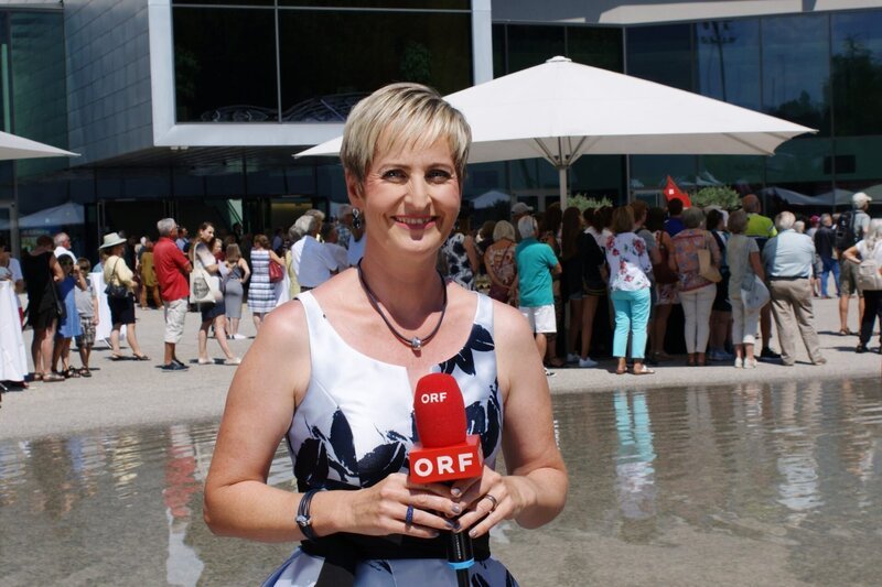 Moderatorin Martina Köberle vom ORF Vorarlberg führt mit vielen Live-Gästen durch die Sendung und macht Lust auf den künstlerischen Sommer in Bregenz. – Bild: ORF/​ORF-Vorarlberg/​Maurice Shourot
