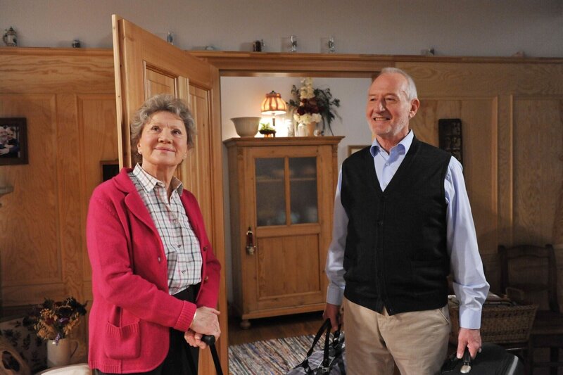Hildegard (Antje Hagen, l.); Alfons (Sepp Schauer, r.) – Bild: ARD /​ Ann Paur
