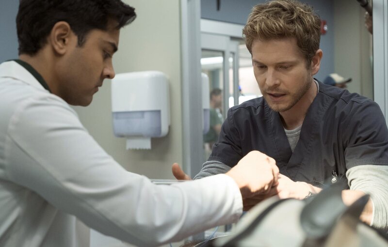 Geben nach einer Buskatastrophe in der Notaufnahme alles, um möglichst viele Leben zu retten: Dr. Devon Pravesh (Manish Dayal, l.) und Dr. Conrad Hawkins (Matt Czuchry, r.) … – Bild: Fox and its related entities