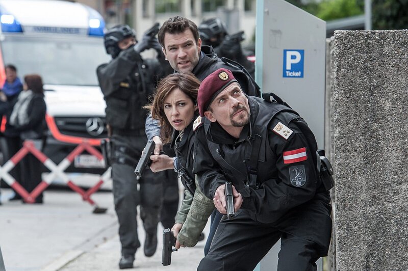 „Soko Kitzbühel“, „Tod zum Selbermachen.“ Im Gebäude des Bezirksgerichts Braunkirchen wird der Referent Markus Wagner erschossen aufgefunden. Als die Spurensicherung in der Nähe des Schreibtisches auf Plastik-Einzelteile stößt, stellt sich für die SOKO heraus, dass Wagner mit einer Selfmade-Waffe aus dem 3D-Drucker ermordet wurde. Der erste Verdacht richtet sich gegen den Taxiunternehmer Stefan Ploderer, der vor einiger Zeit mit dem Opfer einen heftigen Streit hatte, aber vor allem auch gegen den Druckerhändler Peter Hamsik, der als Sympathisant einer rechtsextremen Splittergruppe auffällig geworden ist. Die Sekretärin des Opfers weiß allerdings auch von angeblichen Korruptionsfällen innerhalb der Behörde zu berichten.Im Bild (v.li.): Jakob Seeböck (Lukas Roither), Julia Cencig (Nina Pokorny), Peter Buchta (Einsatzleiter). – Bild: ORF 1