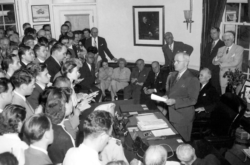 Am 14. August 1945 verkündet Präsident Truman im Oval Office in Washington die Kapitulation Japans vor Journalisten. – Bild: Truman Library