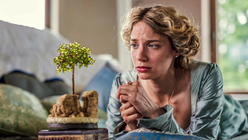 Die Prinzessin (Jytte-Merle Böhrnsen) sehnt sich nach dem singenden, klingenden Bäumchen. – Bild: rbb/​Theo Lustig