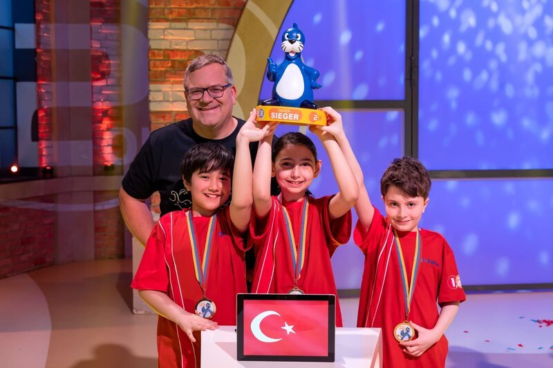 Was für ein erfolgreicher Tag bei „1, 2 oder 3“: Das rote Rateteam aus Ankara/​Türkei kann den begehrten Piet-Flosse-Pokal in die Höhe strecken! – Bild: Ralf Wilschewski /​ ZDF
