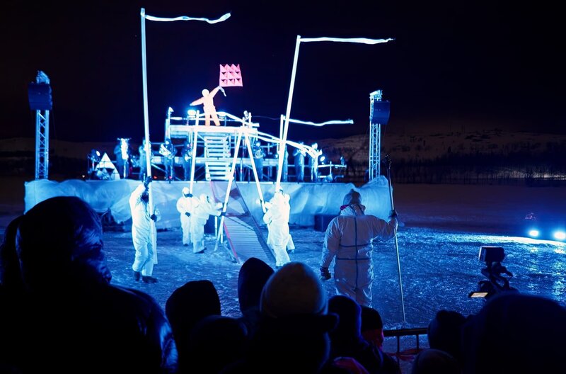 Die Eröffnungsshow des „Barents Spektakels“ erzählt von der Hoffnung auf eine mögliche Verständigung mit dem russischen Nachbarn. – Bild: RBB/​Jürgen Staiger