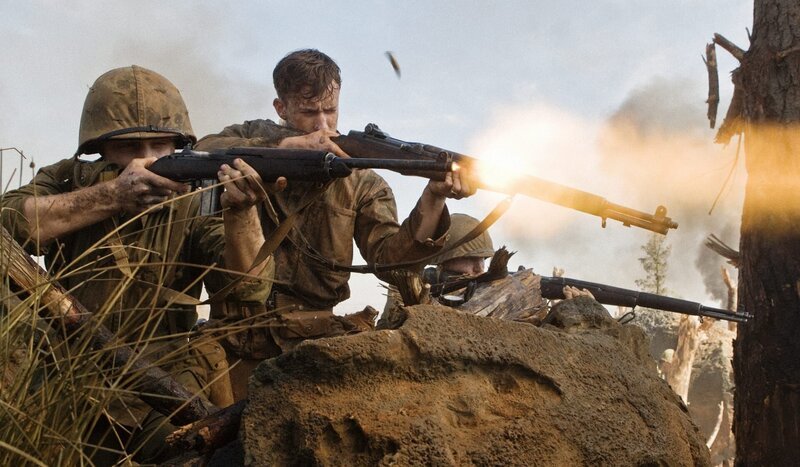 Nach dem Verlust von Iwojima war Okinawa für die Japaner die letzte Bastion im Pazifik. Also entbrennt dort ein gnadenloser Kampf. Mittendrin die beiden jungen Marines Bill Leyden (Brendan Fletcher, l.) und Eugene Sledge (Joe Mazzello, r.) … – Bild: Sky Atlantic