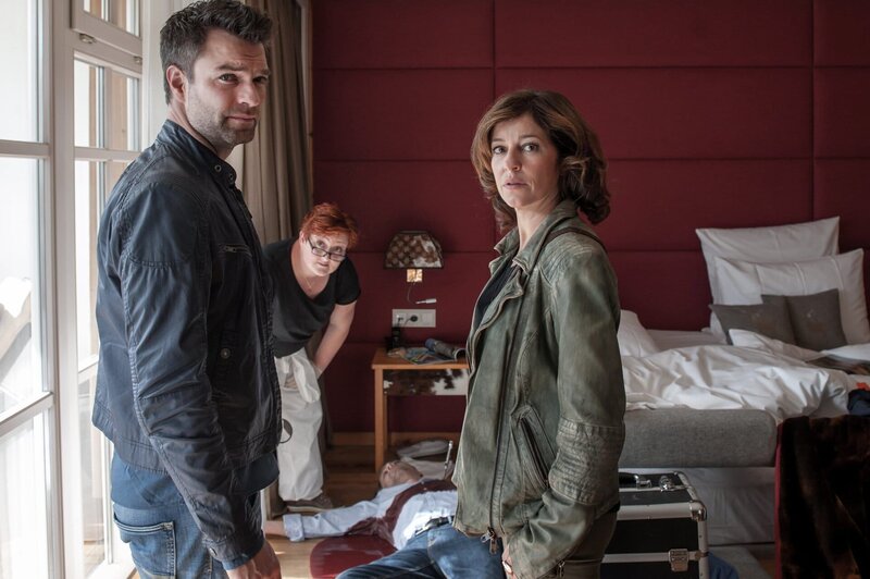 Am Tatort werden die ersten Rückschlüsse gezogen. Lukas Roither (Jakob Seeböck, l.) und seine Kollegin Nina Pokorny (Julia Cencig, r.) überlegen gemeinsam mit Dr. Stefanie Löcker (Veronika Polly, M.), warum der Mann am Boden (Alexander Lutz) wohl getötet wurde. – Bild: ORF 1
