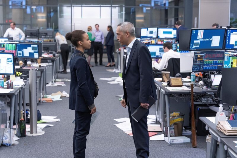 l-r: Eric Tao (Ken Leung), Harper Stern (Myha’la Herrold). – Bild: Simon Ridgway /​ Warner