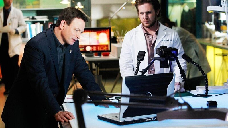 Mac Taylor (Gary Sinise, l.) und Adam Ross (A.J. Buckley) begeben sich auf die Suche nach einem seit vielen Jahren vermissten Mädchen. Eine alte Postkarte mit der eigenwilligen Handschrift einer der damaligen Täter erweist sich dabei als heiße Spur. – Bild: RTL /​ CBS