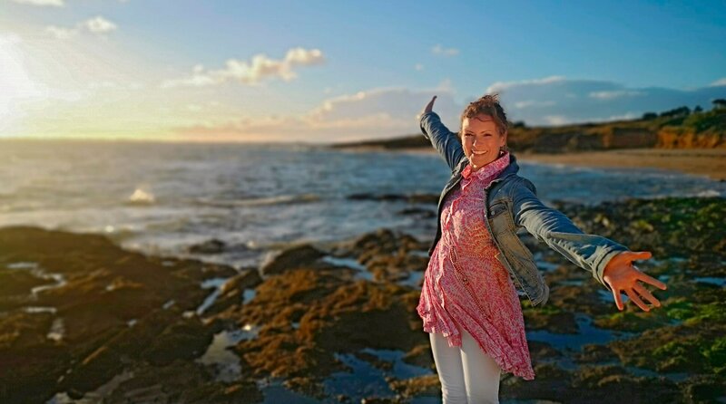 Moderatorin Anne Wilmes macht eine Reise in die südliche Bretagne. – Bild: HR/​WDR/​Anja Koenzen