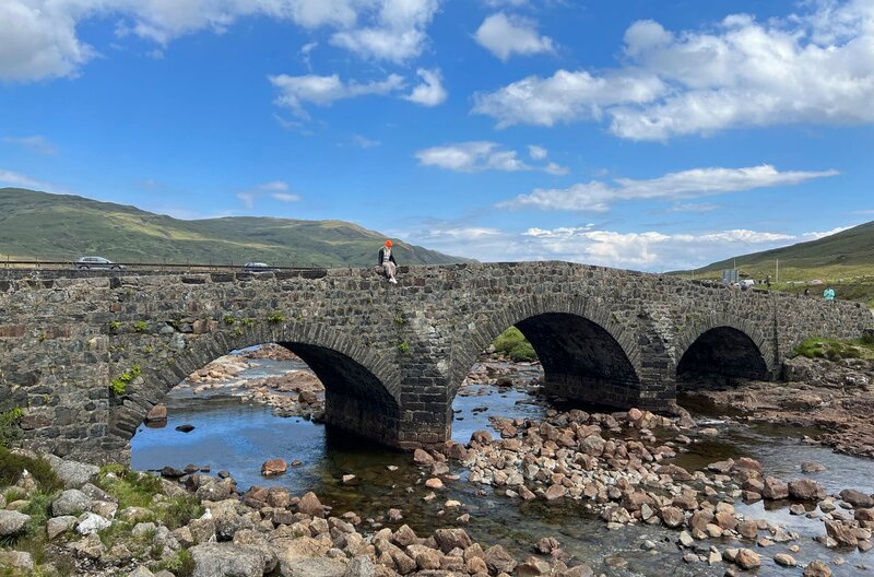Maike Tschorn lässt, an einer der vielen schottischen Brücken, die Füße baumeln. – Bild: phoenix/​HR/​Tanja Höschele
