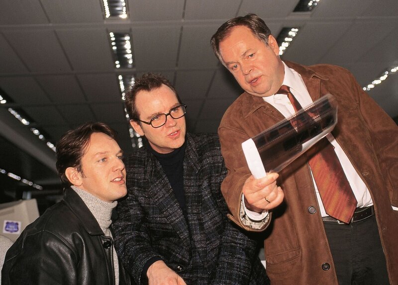 Die beiden Kommisare Bongartz (Max Gertsch, li.) und Kehler (Wolfgang Bathke, re.) hoffen bei Haider (Gerd Jochum) in der Zeitungsredaktion etwas über den toten Kollegen Belling herauszufinden. – Bild: RTL