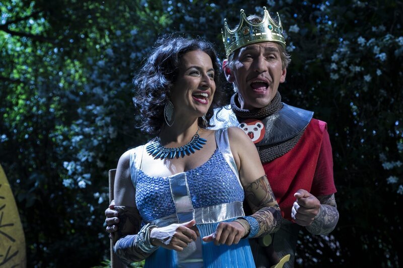 Ein Lied für Bärstadt: Fritz (Guido Hammesfahr) und Yasemin (Sanam Afrashteh) singen als Ritter und Burgfräulein zum Schluss ein Duett. – Bild: ZDF/​ZDF /​ Antje Dittmann