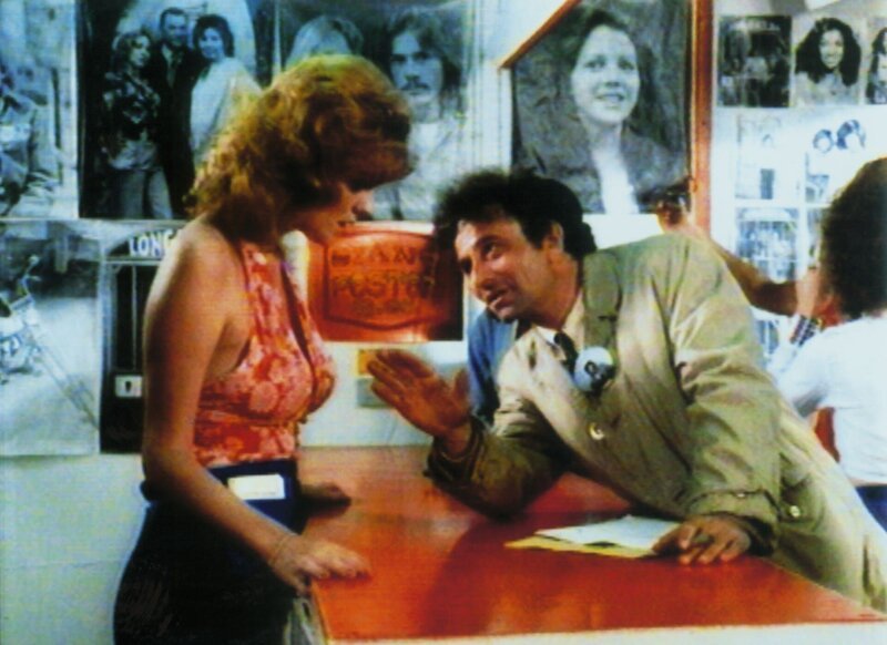 Lt. Columbo (Peter Falk) holt sich bei der Fotografin Joyce (Barbara Rhoades) wichtige Informationen. – Bild: Das SUPER RTL