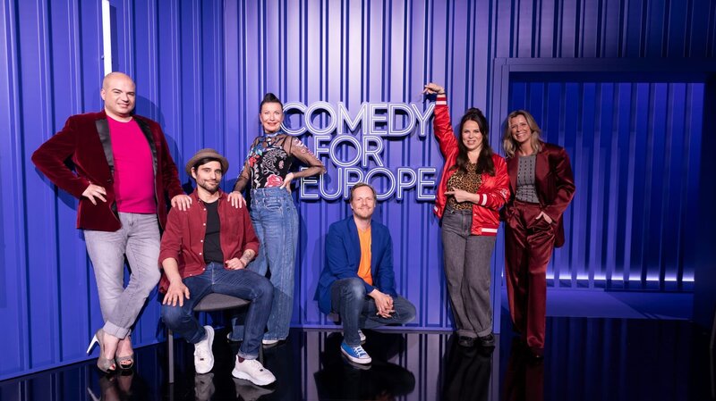Julia Gámez Martin zusammen mit Okan Seese, Nektarios Vlachopoulos, Patrizia Moresco, Patrick Nederkoorn und Valerie Niehaus im Studio bei „Comedy for Europe“ – Bild: ZDF und Anne Wilk
