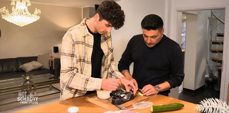 Sükrü Pehlivan (r.) und Noah Pehlivan testen den „Sushi Maker“. – Bild: RTL /​ Hot oder Schrott – Promi Spezial