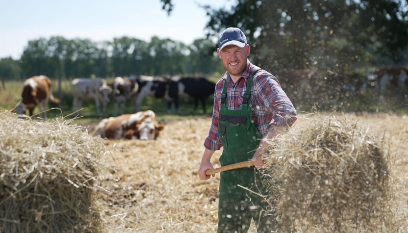 Mehrere Heuernte muss Sven Ole Johansson jedes Jahr einholen, damit seine Tiere ausreichend Futter haben – Bild: NDR/​Reinhard Bettauer