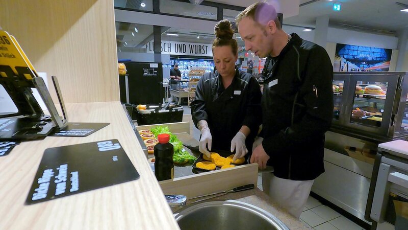 S02E47: Daniel springt für einen kranken Kollegen ein und zeigt Sandra seine Burger-Kreationen. – Bild: RTLZWEI