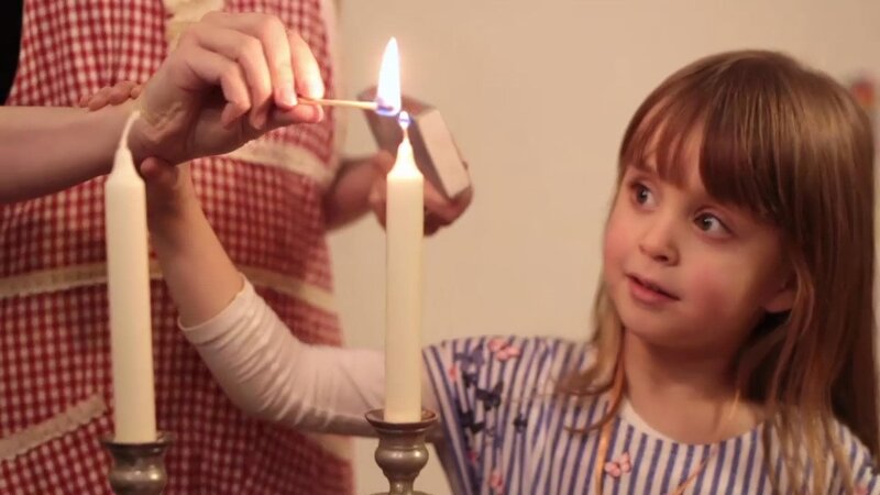 Greta zündet gemeinsam mit ihrer Mutter die Kerzen für den Sabbat an. – Bild: WDR/​Die Sendung mit dem Elefanten