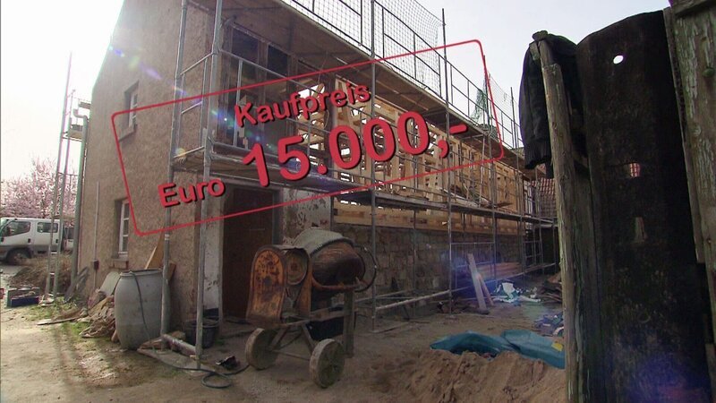 Steffi hat für sich und ihren Freund Hartmut ein Fachwerkhaus gekauft. Oder das, was von dem 15.000 Euro teuren Objekt noch steht. Nach dem Kauf entpuppte sich das stützende Holzgebälk als derart marode, dass Steffi und Hartmut das Gemäuer herausschlagen mussten, um die morschen Balken ersetzen zu können. – Bild: RTL II