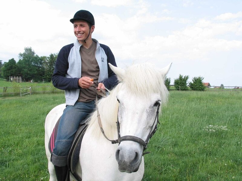 Willi Weitzel erfährt alles über die Arbeit auf einem Gestüt und bekommt eine Reitstunde auf einem Pony. – Bild: BR/​megaherz gmbh