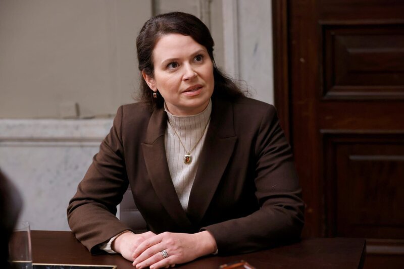 LAW & ORDER -- „The Hardest Thing“ Episode 24010 -- Pictured: Katie Lowes as Victoria Beyer. – Bild: NBCUniversal /​ UNIVERSAL